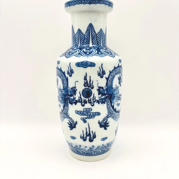 Chinese Blue and White Porcelain Vase With Dragon Design 8" - Picture 10 of 14